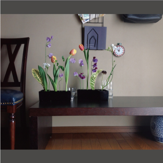 室内空間の中の花をテーマ作品１｜草月竜師範取得『三宅倩』称号