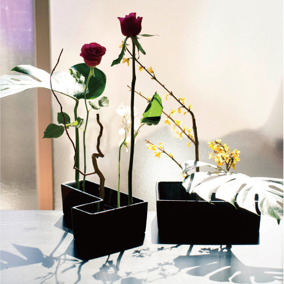 室内空間の中の花をテーマ作品５｜草月竜師範取得『三宅倩』称号